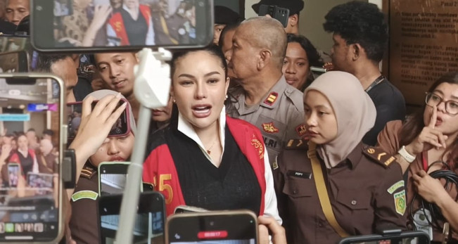 Nikita Mirzani divonis 11 tahun penjara dan denda Rp2 miliar oleh JPU PN Jakarta Selatan, Kamis (9/10/2025). (Selvianus Kopong Basar / FTNews.co.id)